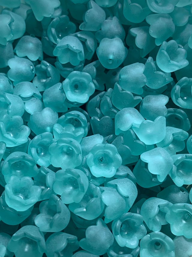 Famous forgery cases, image of plastic flowers