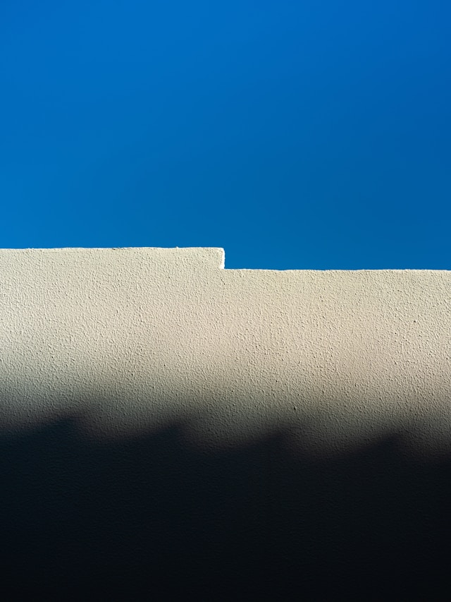 Guide to registering a trademark, image of blue sky, white wall