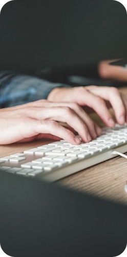 Knowledge management solution innosabi Tech person typing